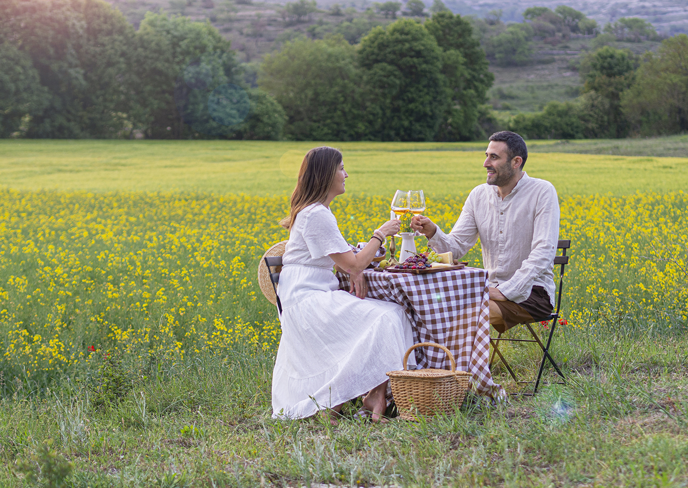 Una mesa campestre entre campos de colza para celebrar el amor_DEF Deco con alas27